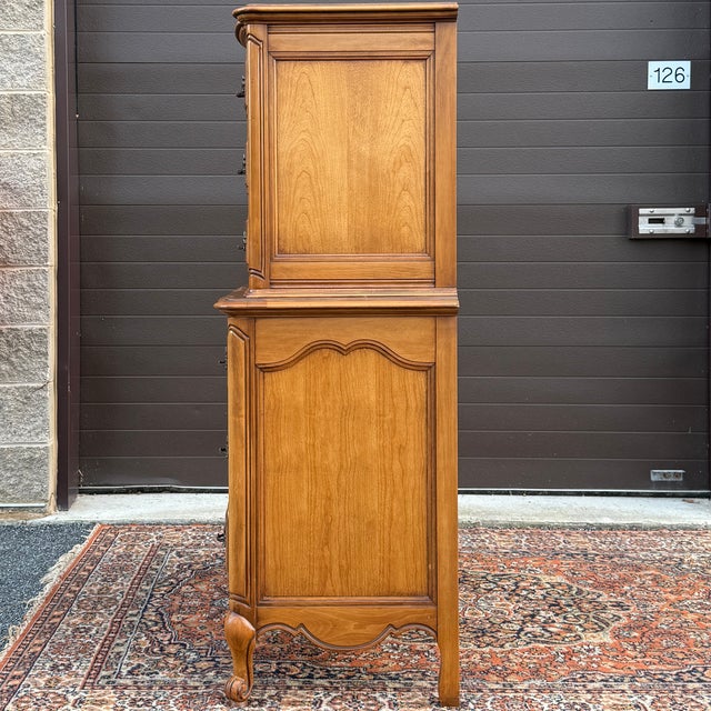 Monumental Thomasville French Louis XV Maple & Burl Wood 6 Drawer Chest on Chest Highboy Dresser For Sale - Image 12 of 16
