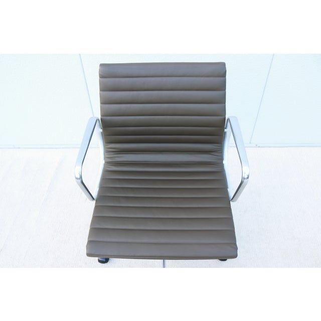 MCM Herman Miller Eames Aluminum Group Management Chair in Hunter Brown Leather For Sale - Image 9 of 12