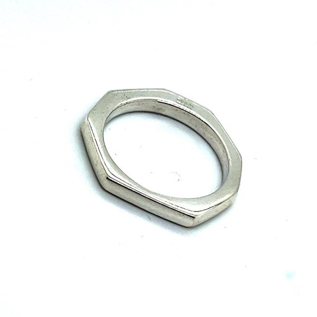 1990s Gucci Estate Abstract Ring Size 10.5 Sterling Silver, Size 6.5 For Sale - Image 4 of 5