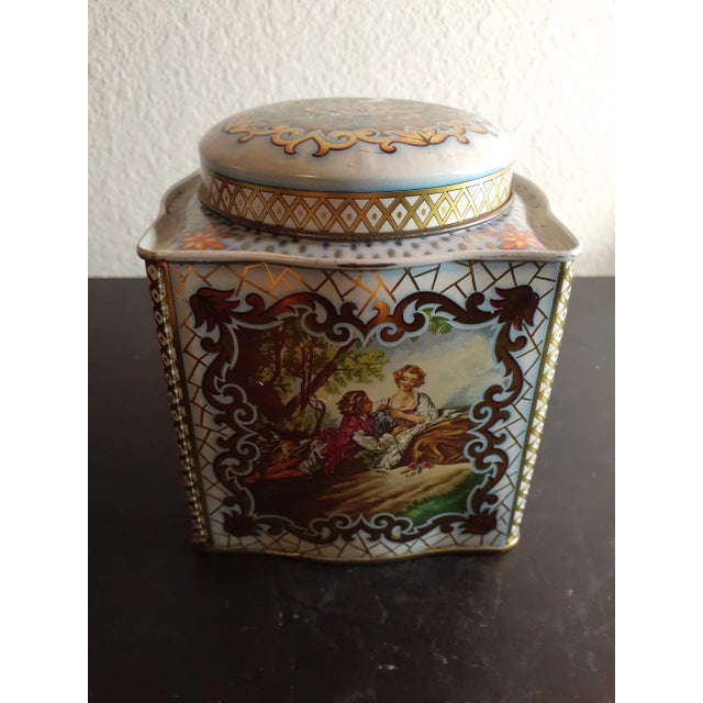 Metal 1980s Tin With Courting Scence for Damer Made in England For Sale - Image 7 of 8