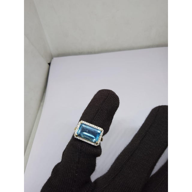 Modern Natural Blue Topaz 5.70cts & Diamond 0.20cts Ring in 18k Gold For Sale - Image 3 of 8