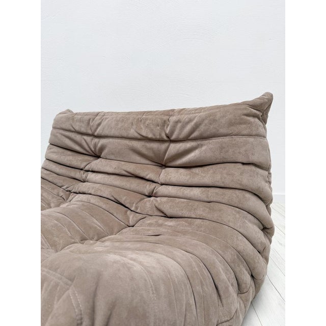 Beautiful original togo 2-seater sofa, designed by michel ducaroy for ligne roset. This authentic vintage piece dates from...