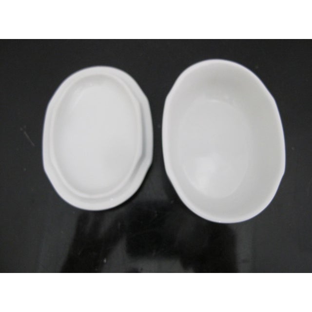 Meissen Porcelain Meissen Crossed Swords Blue Onion Small Oval Jar Box With Lid For Sale - Image 4 of 10