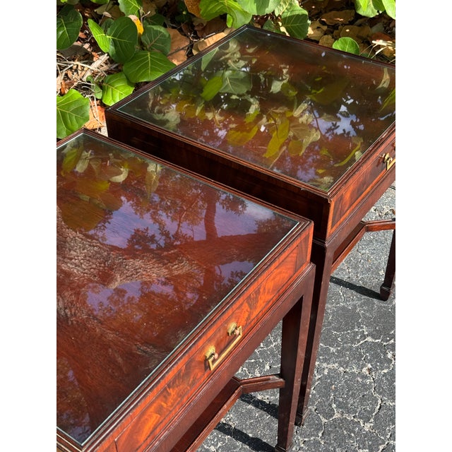 English Pair of 1940s Mahogany End Tables With Glass Tops For Sale - Image 3 of 8