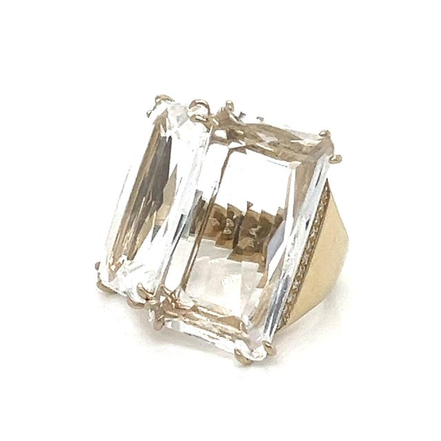 Elevate your jewelry collection with the H. Stern Cobblestone Clear Quartz & Diamond Ring, a masterpiece of elegance...