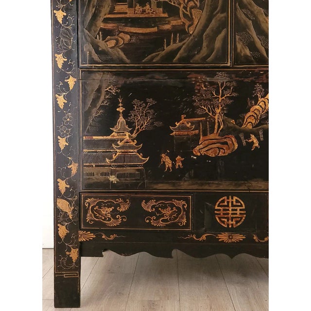 1960s Vintage Chinese Gilt and Black Lacquered Wedding Cabinet, Circa 1960 For Sale - Image 5 of 11