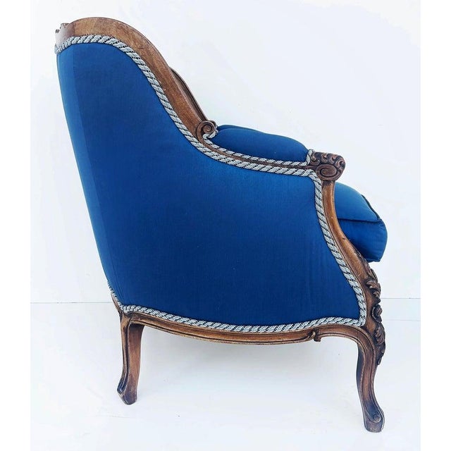 French 1920s Carved Walnut French Bergeres Armchairs Upholstered in Silk, a Pair For Sale - Image 3 of 15