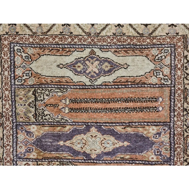 This high-quality Turkish rug comes from the Kayseri region, known for its fine weaving, precise drawing and technically...