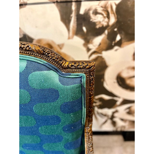 Clarence House Late 19th Century Carved Antique French Settee in Modern Clarence House Linen For Sale - Image 4 of 14