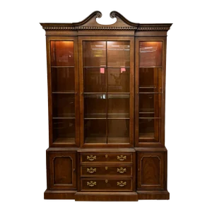 Vintage Henredon 18th Century Portfolio Collection Chippendale Style Walnut China / Display Cabinet