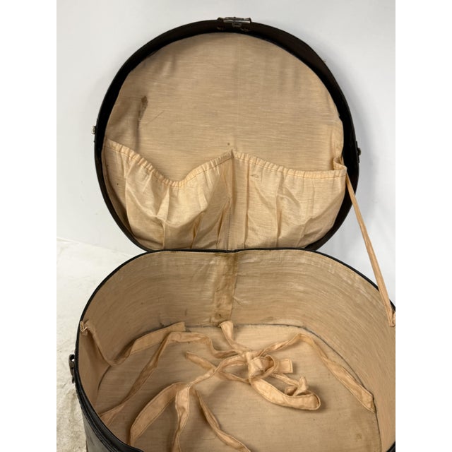 Antique Hat Box in Lined Cardboard and Leather, Late 19th Century For Sale - Image 12 of 16