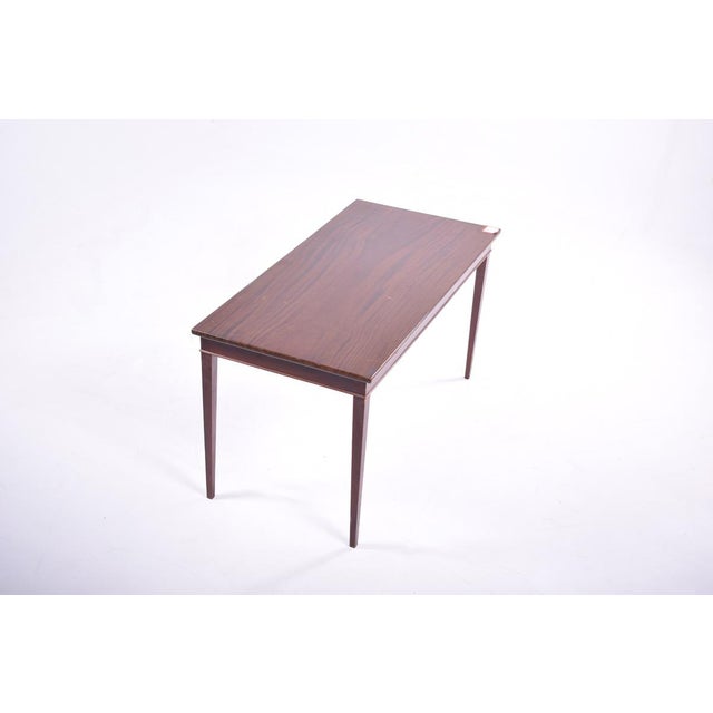 This English coffee table is made from mahogany wood.