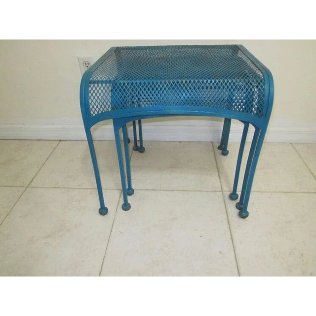 Mid-Century Modern Nesting Patio Garden Metal Wire Side Tables Blue 1980s Salterini Style Set of 3 For Sale - Image 3 of 9