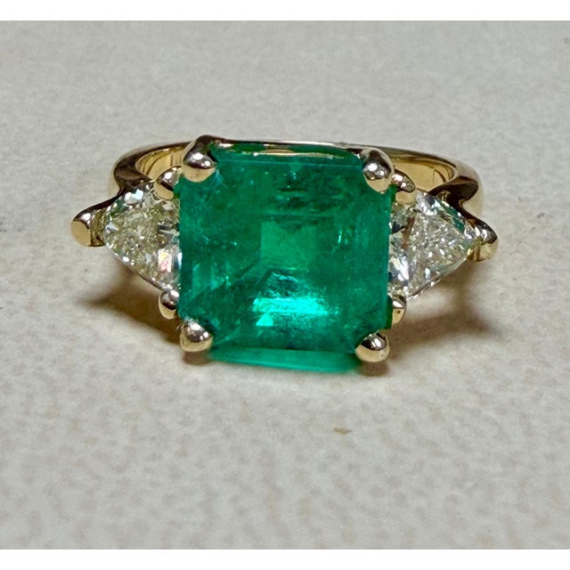 2.58 Ct Emerald Cut Colombian Emerald & 0.82 Ct Diamond Ring in 18k Yellow Gold For Sale - Image 4 of 8