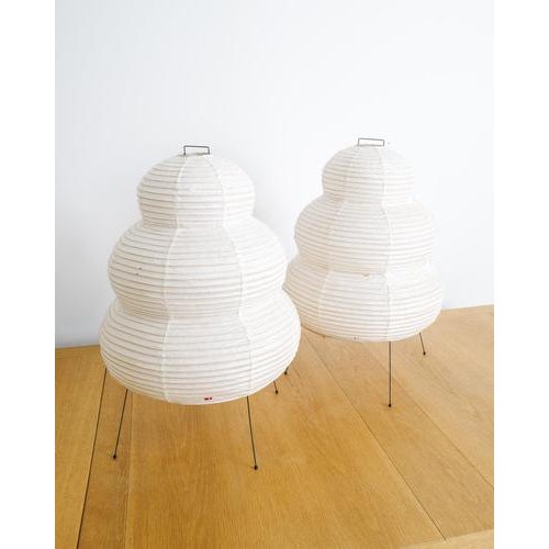 1960s Pair of Early "24N" Akari Mid Century Table Lamps by Isamu Noguchi Produced by Ozeki, Gifu Japan 1960s For Sale - Image 5 of 7