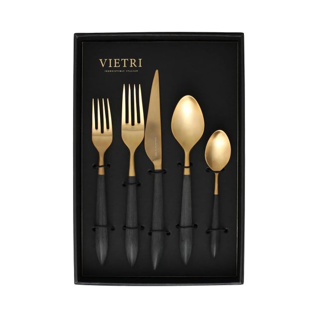 The contemporary matte handle found on the Ares Oro Black Five-Piece Place Setting provides perfect balance and weight for...