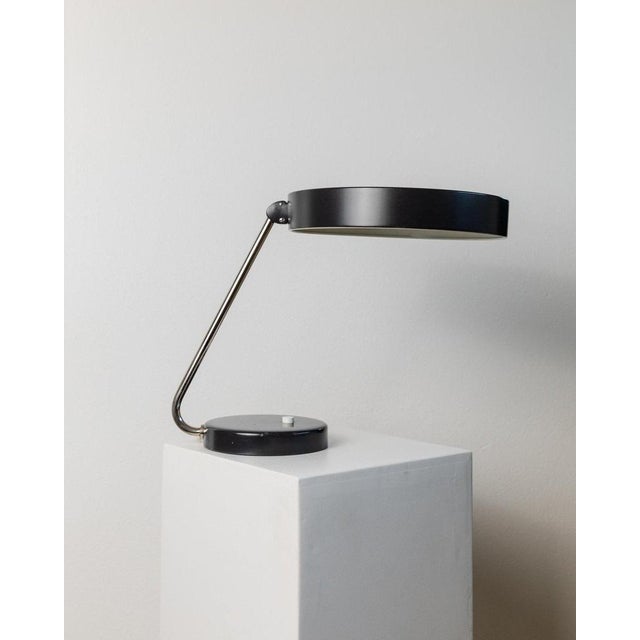 This vintage table lamp, designed by kaiser idell in the 1960s, is a true mid-century modern classic. With its minimalist...