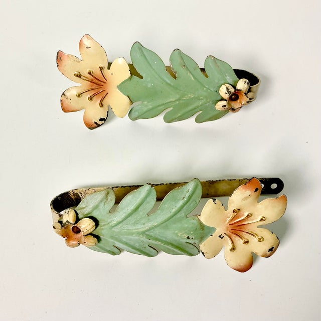Metal 1920s Antique Italian Boho Chic Hollywood Regency Flora Tole Tiebacks - Set of 2. For Sale - Image 7 of 8