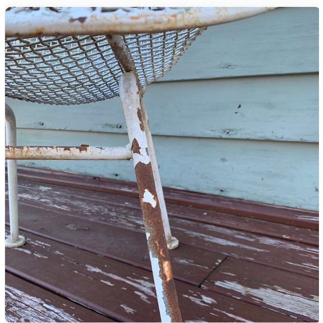 A timeless piece of mid-century American craftsmanship. This vintage Russell Woodard Sculptura armchair embodies sleek...