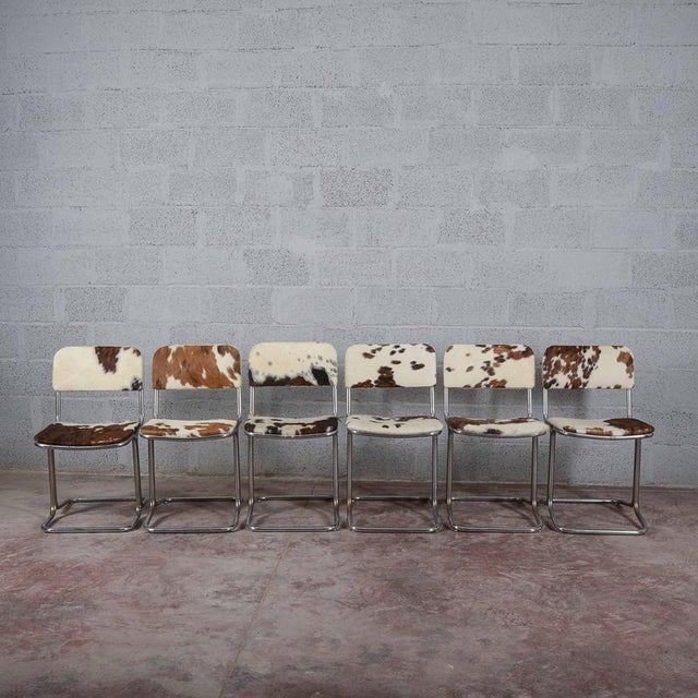 This set of six vintage chairs is a prime example of mid-century modern and interior design from the second half of the...