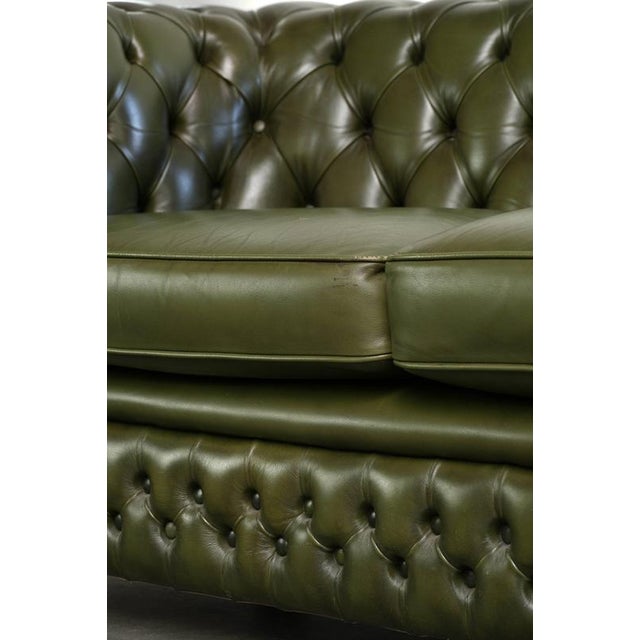 Chesterfield 2.5-seater Sofa in Green Cowhide Leather For Sale - Image 13 of 14