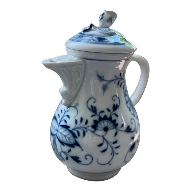 Vintage Mid 20th Century Meissen Blue Onion Demitasse Coffee Pot With Rosebud Finial Lid For Sale