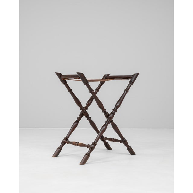 This 1900s French butler tray stand features elegant turned wood legs in a classic X-frame design, reflecting the refined...