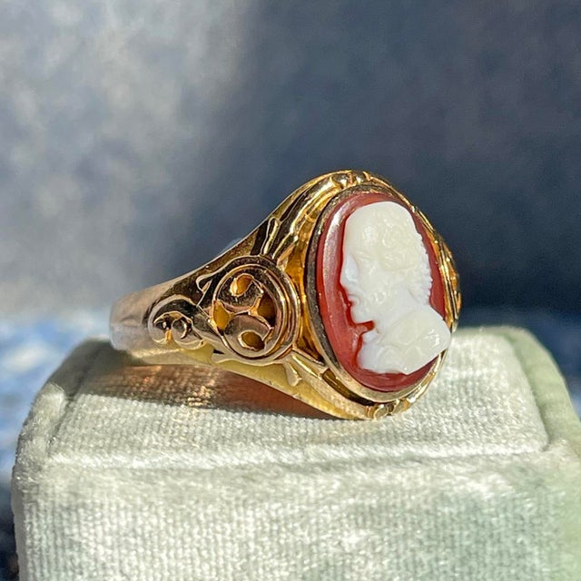 Metal Late 19th Century Victorian 15k Carnelian Shakespeare Cameo Ring, Size 11 For Sale - Image 7 of 11