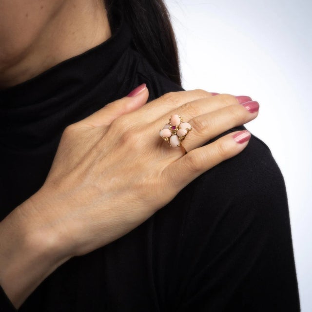 Angel Skin Coral Ruby Ring 1970s Vintage 18 Karat Yellow Gold Flower Jewellery size 5.5 For Sale In Los Angeles - Image 6 of 7