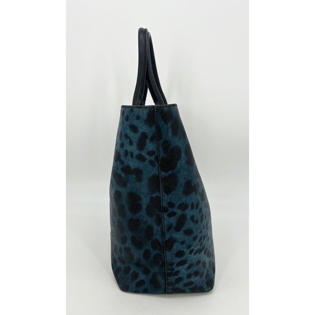 Dolce & Gabbana Blue Leopard Print Coated Canvas Tote in very good condition. Coated canvas exterior with exotic leopard...