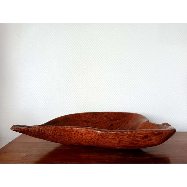Large bowl reminiscent of a leaf, made of solid, striated exotic wood. A superb, hollow, and voluminous piece, quite...