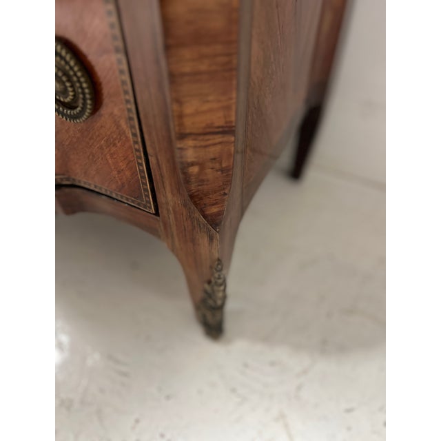 20th Century Transition Chest of Drawers in Elm and Amaranth Veneer For Sale - Image 3 of 17