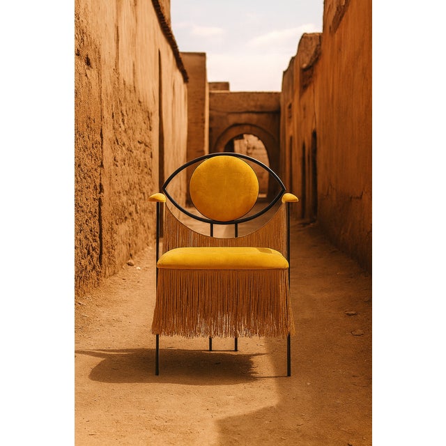 This chair embodies a harmonious marriage of modernity and sophistication. Its metal structure lends a remarkable visual...