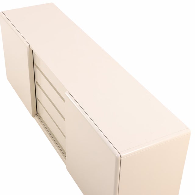 A Mid-Century Modern Cream Lacquered Sideboard, C 1960. For Sale In Philadelphia - Image 6 of 6