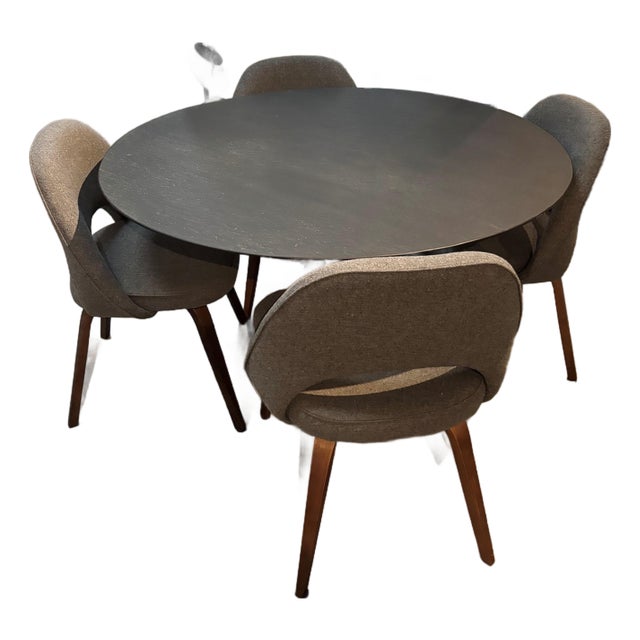Knoll Eero Saarinen Round Pedestal Dining Table With Dark Top and White Tulip Base and 4 Chairs For Sale
