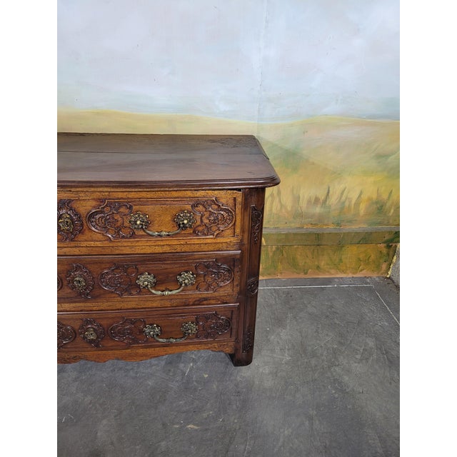 Louis XV Chest of Drawers in Walnut For Sale - Image 4 of 13