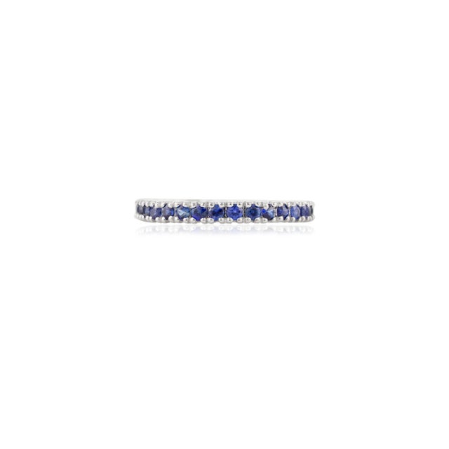 Prong Set Blue Sapphire Round Cut Eternity Band in 18k White Gold Size 6 For Sale - Image 4 of 11