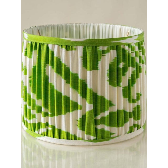 Metal Royal Delft Blue & White Ceramic Table Lamp with New Green Ikat Shade For Sale - Image 7 of 11