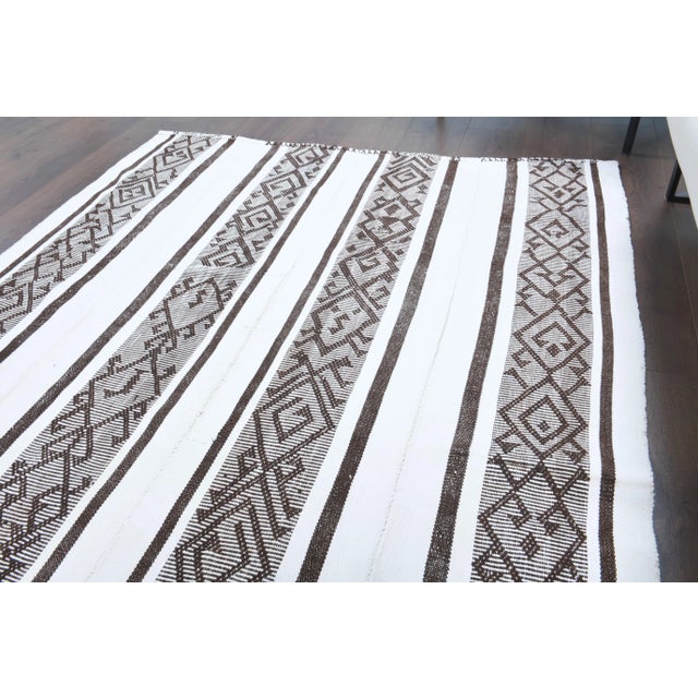 1970s Vintage Turkish Oushak Handmade Wool Cotton White Kilim Area Rug For Sale - Image 5 of 11