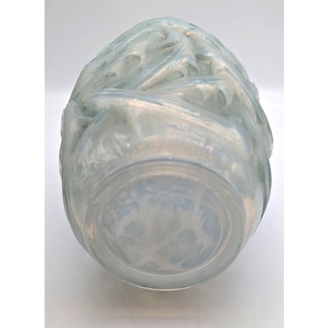Opalescent Glass Ronces Cased Model 946 Vase from René Lalique, 1921 For Sale - Image 3 of 6
