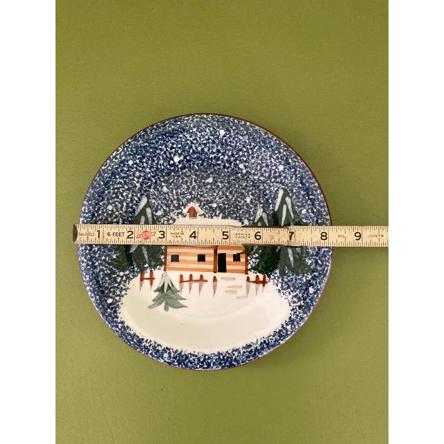 1980s Cook’s Bazaar Gourmet Collection 2-Tiered Serving Tray “Holly Mountain Lodge” Pattern For Sale In New York - Image 6 of 11
