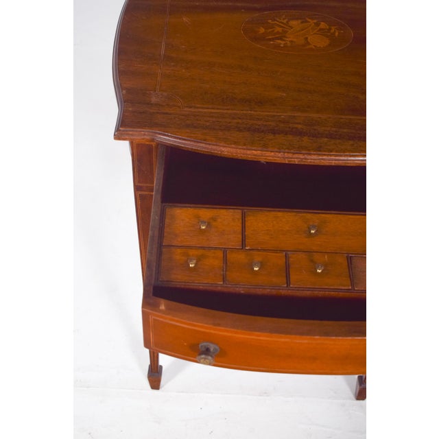 Sewing table with one drawer and one basket. with a light structure and straight lines, top with slightly curved sides and...