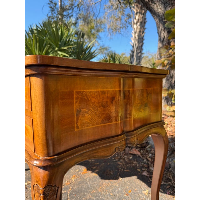Wood 1960s Italian Louis XV Style Writing Desk With Burr Walnut Inlay – Finished Back Executive Desk For Sale - Image 7 of 10