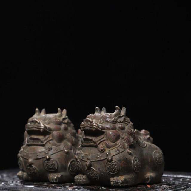 Traditional Pair of Gilt Bronze Figures of Mythical Beasts (Pixiu) For Sale - Image 3 of 9