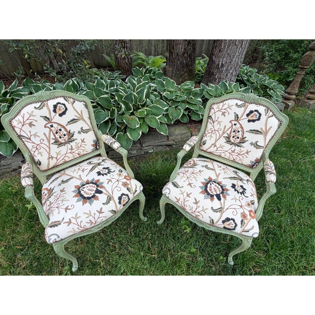 Pair of Custom Botanical Crewelwork Chairs in Green For Sale In New York - Image 6 of 18