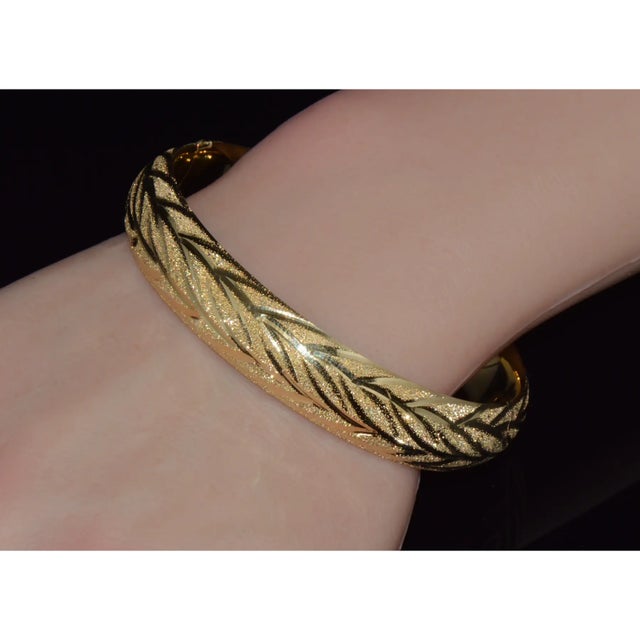 Mid-Century Modern Gorgeous 14k Solid Gold Engraved Leaves Stacking Bangle Bracelet For Sale - Image 3 of 13