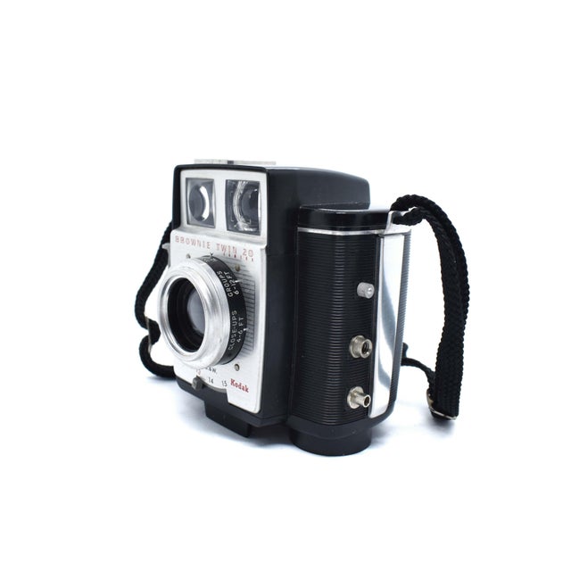 This mid-century Kodak Brownie Twin 20 camera is a quintessential piece of 1950s Americana, perfect for the photography...