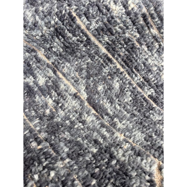 Textile Handwoven Beni Ouarain Rug – Charcoal Gray Moroccan Wool Rug – Luxury Berber Carpet – Contemporary Minimalist Design For Sale - Image 7 of 9