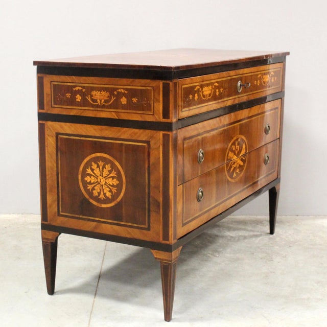 Antique Italian Louis XVI Chest of Drawers in Walnut, 1700s For Sale - Image 4 of 16