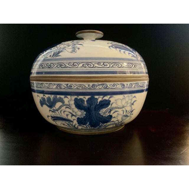 Mid 20th Century Vintage Chinese Blue and White Porcelaine Bowl With Lid For Sale - Image 5 of 12